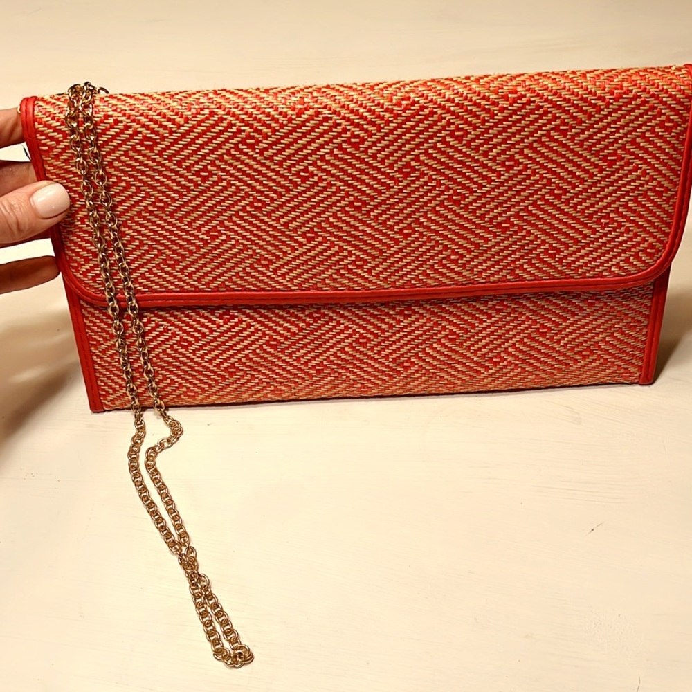 Red straw-like woven purse with gold chain!